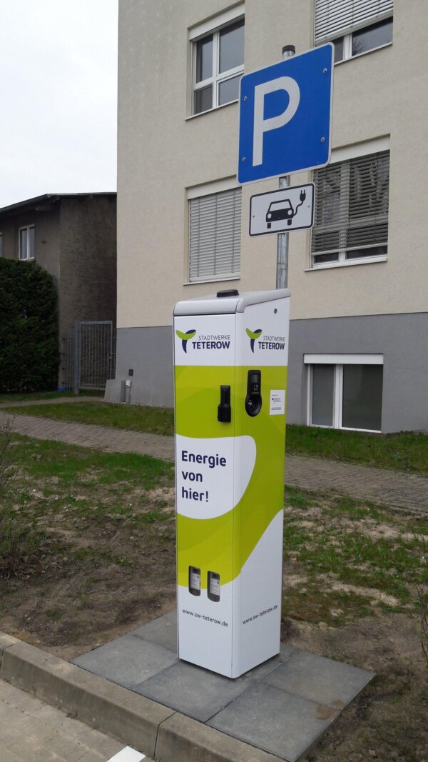 Ladesäule der Stadtwerke Teterow für E-Autos vor dem DRK-Krankenhaus mit Schild für Elektroauto-Parkplatz und "Energie von hier!"-Aufdruck