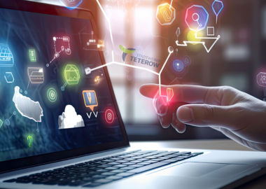 rechte Hand bedient Laptop mit digitalen Symbolen -  Stadtwerke Teterow visualisieren moderne Online-Dienste und digitale Vernetzung