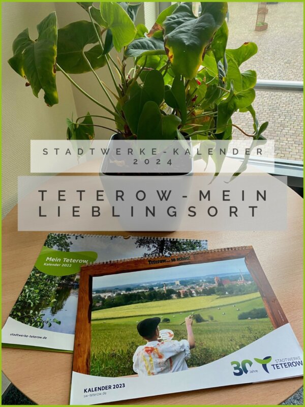 Anzeige zur Fotoeinsendung für den Stadtwerke-Kalender 2024 mit Beispielkalendern vergangener Jahre im Hintergrund