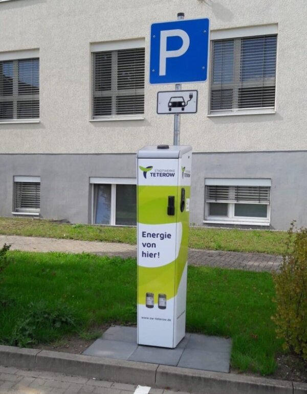 Foto einer Ladesäule vor dem Teterower DRK-Krankenhaus