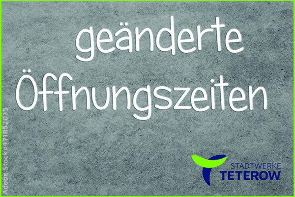 Hinweisschild auf grauem Hintergrund mit der Aufschrift "geänderte Öffnungszeiten" und dem Logo der Stadtwerke Teterow