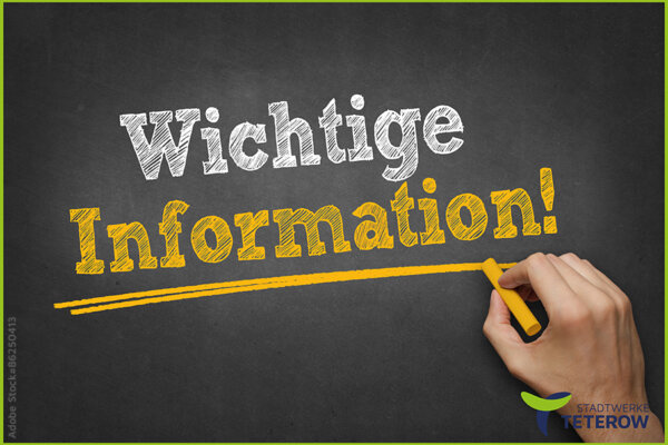 Hand schreibt "Wichtige Information" mit Kreide auf eine Tafel - Hinweisbild der Stadtwerke Teterow für aktuelle Meldungen
